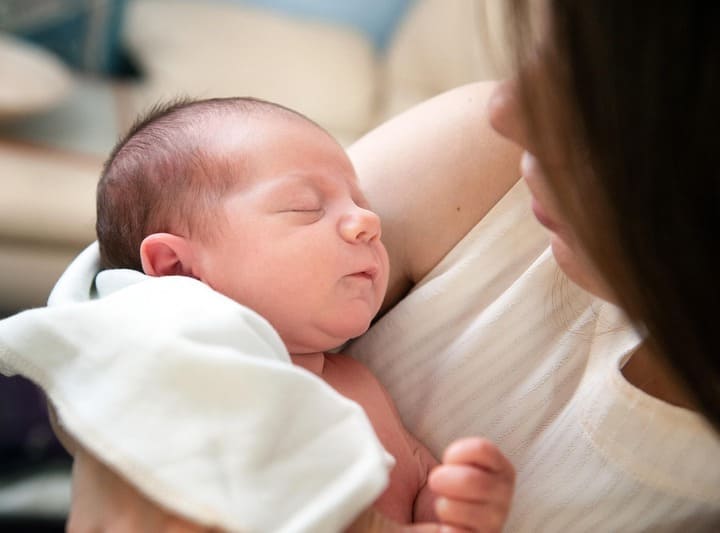 Como acalmar o sono agitado do bebé
